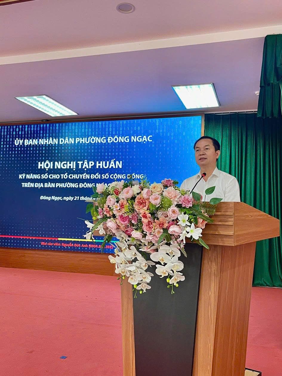 L&atilde;nh đạo phường Đ&ocirc;ng Ngạc ph&aacute;t biểu chỉ đạo tại hội nghị tập huấn kỹ năng số cho Tổ chuyển đổi số cộng đồng năm 2026.