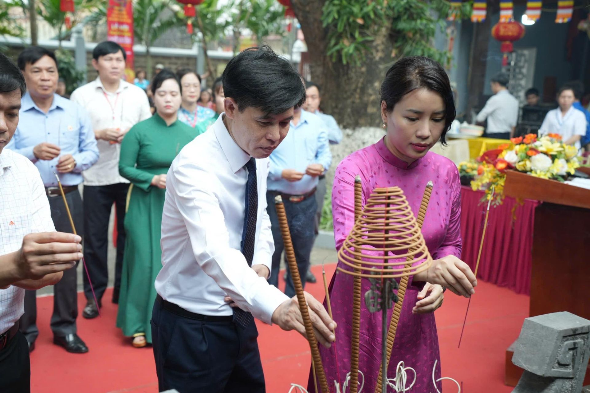 C&aacute;c đại biểu v&agrave; người d&acirc;n th&agrave;nh k&iacute;nh d&acirc;ng hương tại ch&ugrave;a Nền, thể hiện đạo l&yacute; &ldquo;uống nước nhớ nguồn&rdquo;.