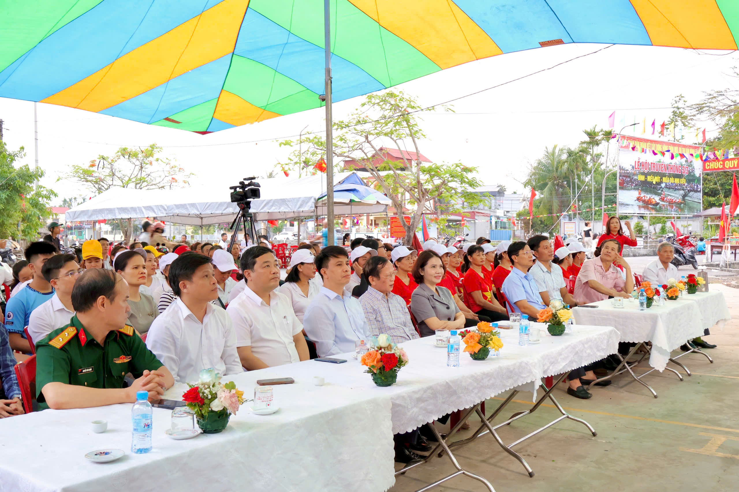 C&aacute;c đồng ch&iacute; l&atilde;nh đạo tham gia Khai mạc Lễ hội.