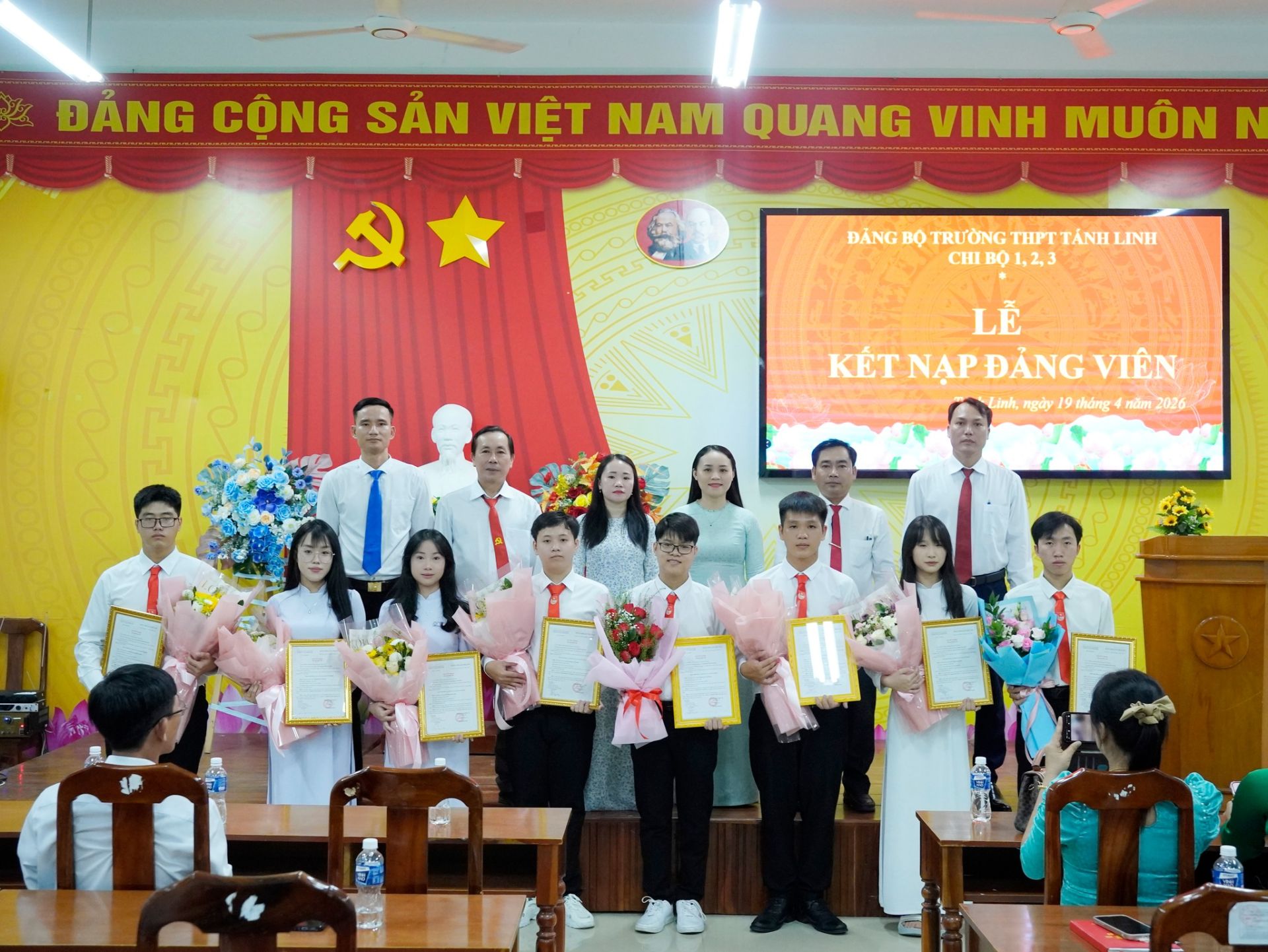 Lễ kết nạp Đảng vi&ecirc;n cho 8 học sinh ưu t&uacute;, ghi nhận bước trưởng th&agrave;nh quan trọng về nhận thức ch&iacute;nh trị, l&yacute; tưởng v&agrave; tr&aacute;ch nhiệm của tuổi trẻ trong nh&agrave; trường.