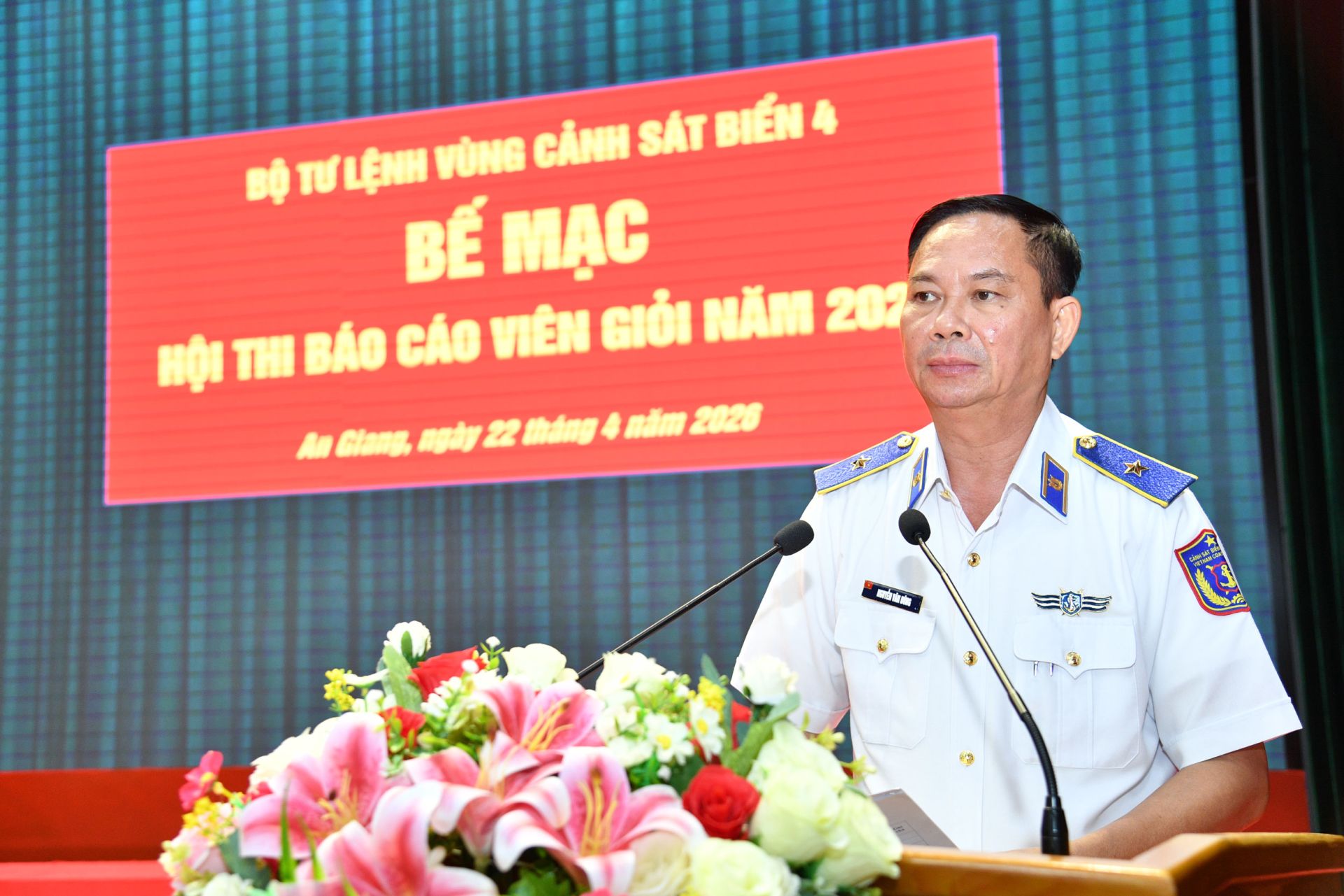 Thiếu tướng Nguyễn Văn Dũng - B&iacute; thư Đảng ủy, Ch&iacute;nh ủy Bộ Tư lệnh V&ugrave;ng Cảnh s&aacute;t biển 4 ph&aacute;t biểu tại Hội thi.