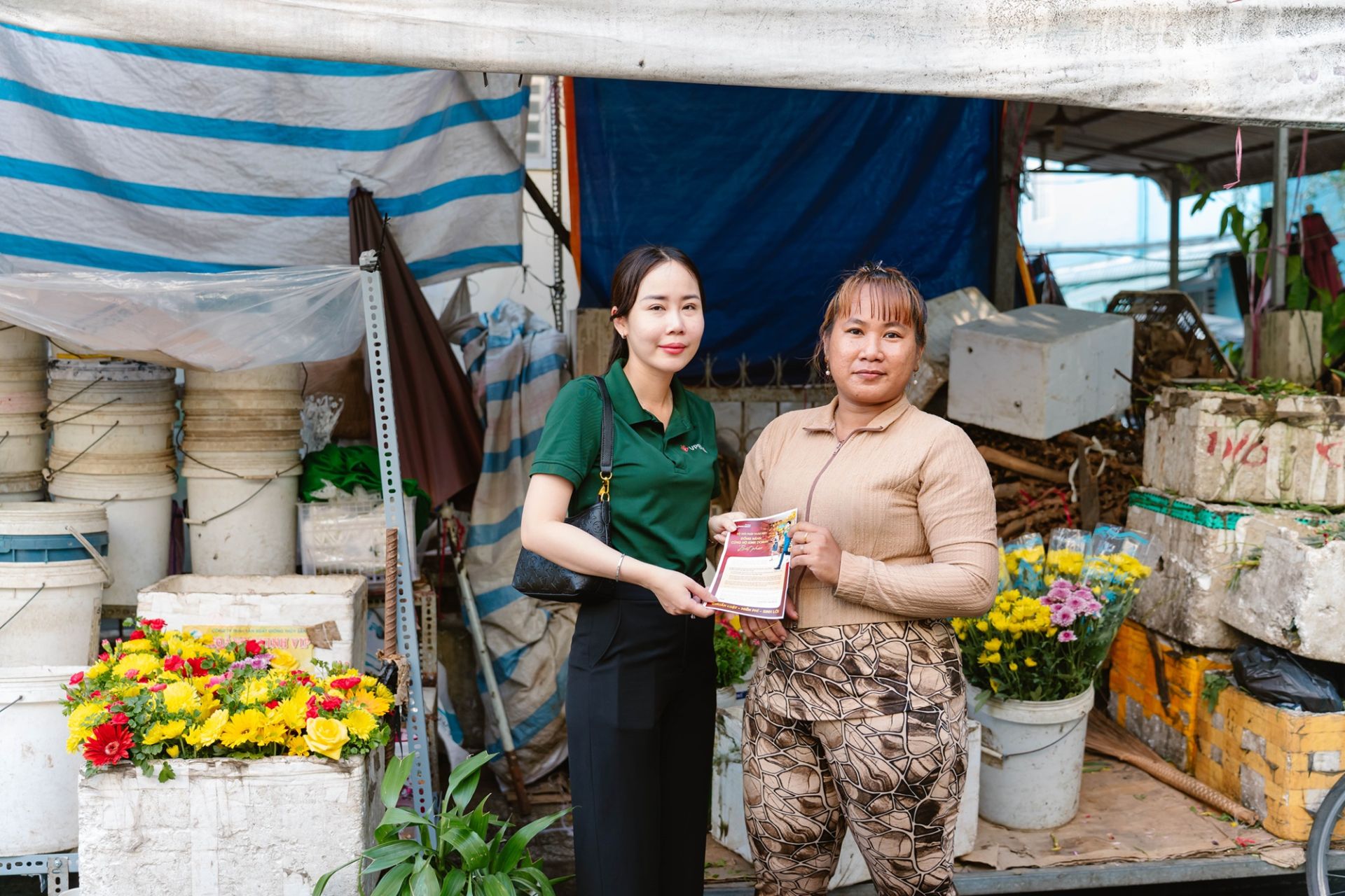 C&aacute;n bộ nh&acirc;n vi&ecirc;n VPBank giải đ&aacute;p c&aacute;c vấn đề thắc mắc của hộ kinh doanh tại chợ C&aacute;i Răng - TP.Cần Thơ