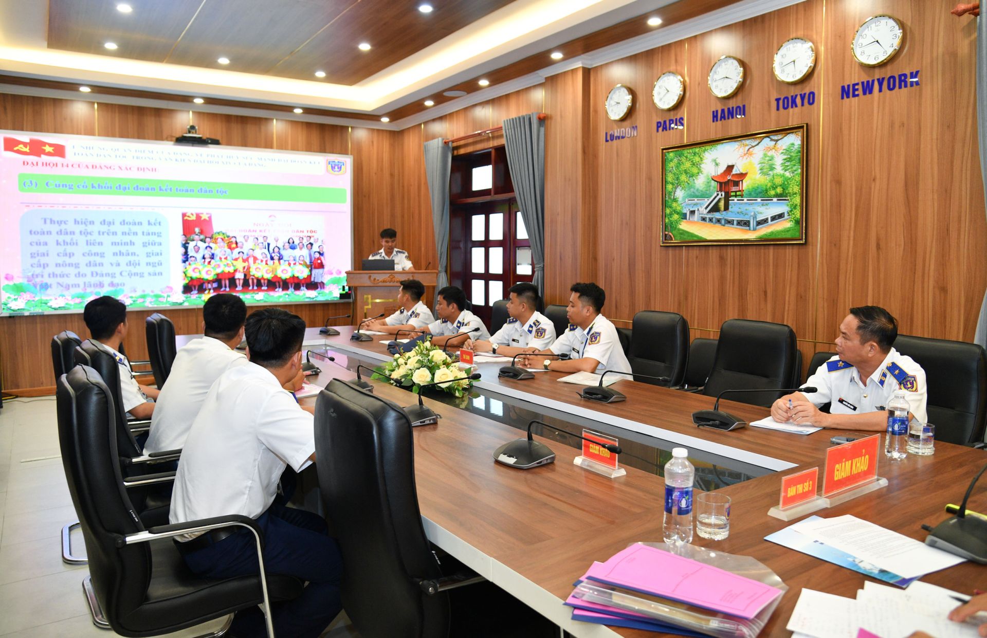 Thiếu tướng Nguyễn Văn Dũng - B&iacute; thư Đảng ủy, Ch&iacute;nh ủy Bộ Tư lệnh V&ugrave;ng Cảnh s&aacute;t biển 4 trực tiếp theo d&otilde;i c&aacute;c th&iacute; sinh thi thực h&agrave;nh tuy&ecirc;n truyền.