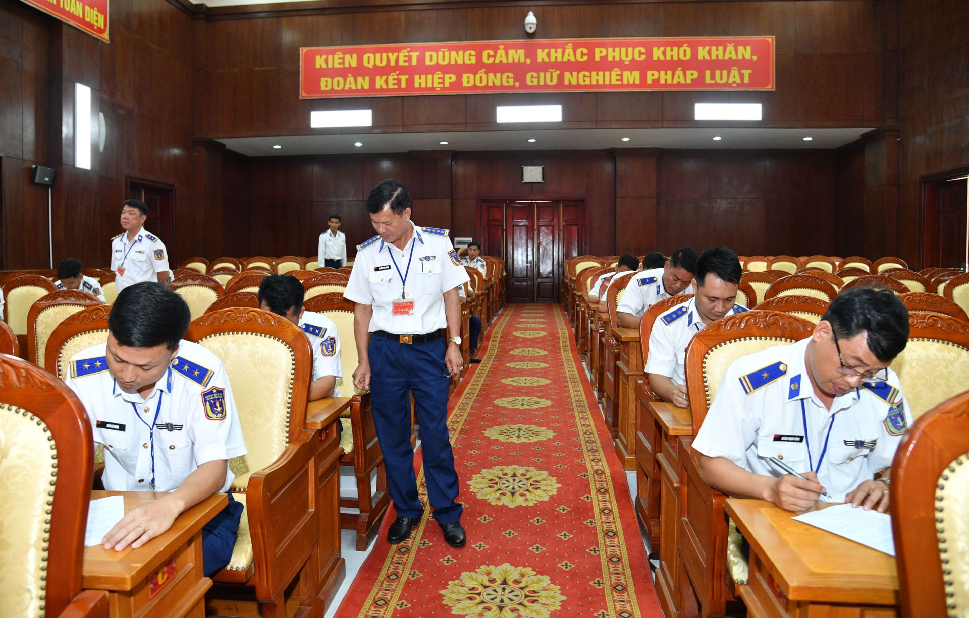 Đại t&aacute; Nguyễn Th&aacute;i Dương - Ph&oacute; Ch&iacute;nh ủy Bộ Tư lệnh V&ugrave;ng Cảnh s&aacute;t biển 4 theo d&otilde;i c&aacute;c thi sinh tham gia thi kiến thức chung.