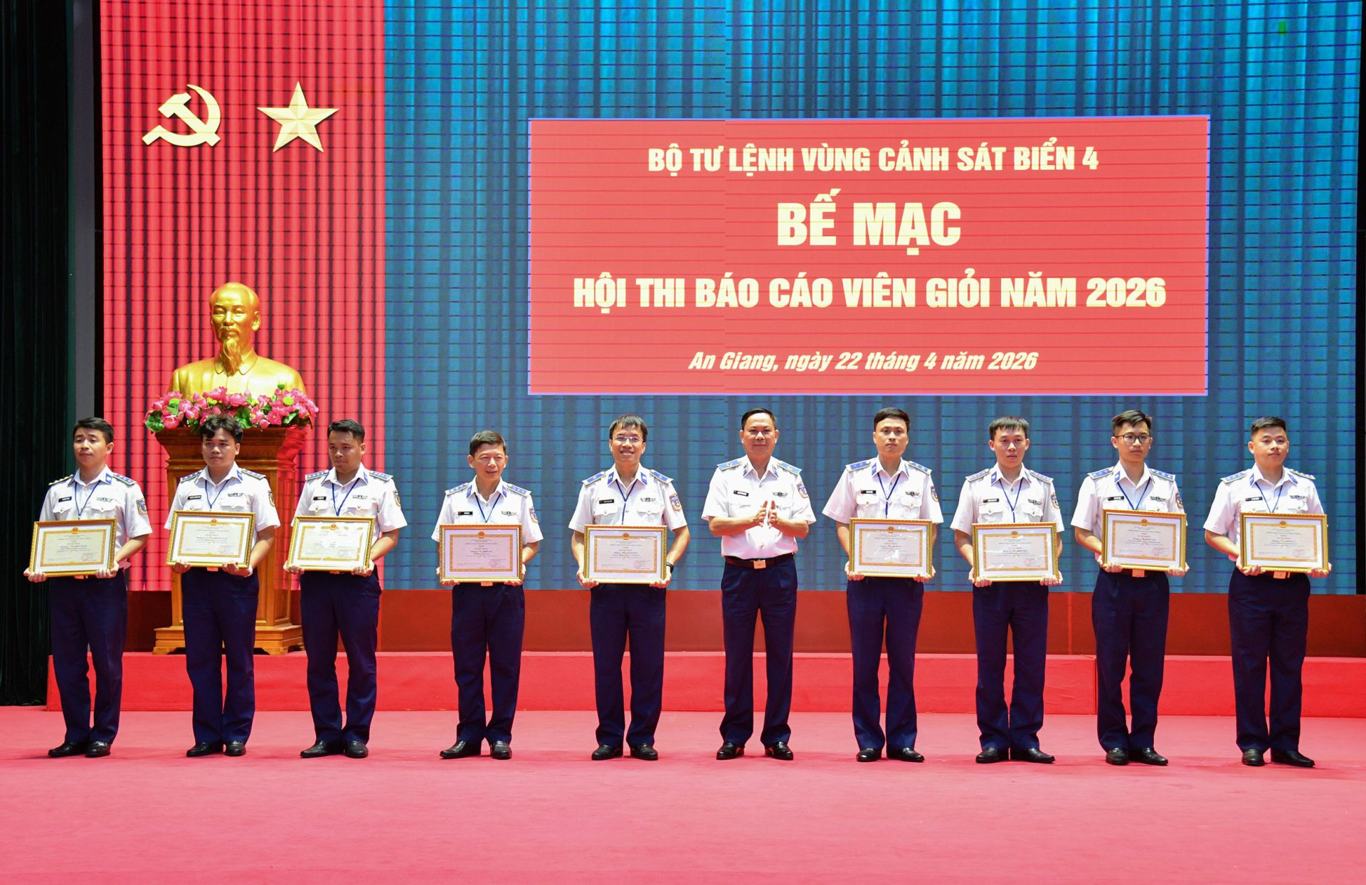 Thiếu tướng Nguyễn Văn Dũng - B&iacute; thư Đảng ủy, Ch&iacute;nh ủy Bộ Tư lệnh V&ugrave;ng Cảnh s&aacute;t biển 4 trao tặng giấy khen cho c&aacute;c c&aacute; nh&acirc;n đạt giải Nhất, Nh&igrave;, Ba v&agrave; Khuyến kh&iacute;ch trong Hội thi.