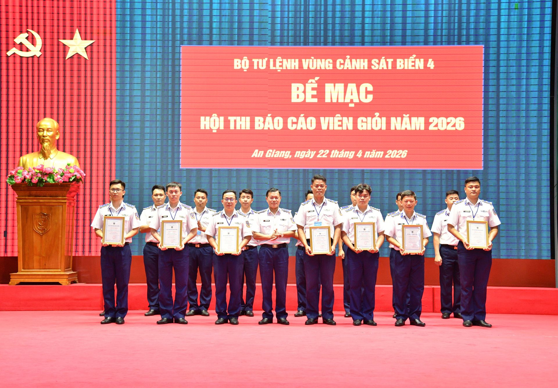 Đại t&aacute; Nguyễn Th&aacute;i Dương - Ph&oacute; Ch&iacute;nh ủy Bộ Tư lệnh V&ugrave;ng Cảnh s&aacute;t biển 4 trao tặng giấy Chứng nhận B&aacute;o c&aacute;o vi&ecirc;n giỏi năm 2026.