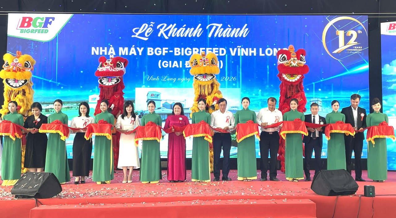 B&agrave; Hồ Thị Ho&agrave;ng Yến, Ủy vi&ecirc;n BCH Trung ương Đảng, Ph&oacute; B&iacute; thư Tỉnh ủy Vĩnh Long (mặc &aacute;o d&agrave;i đỏ đứng giữa) tham gia c&ugrave;ng l&atilde;nh đạo Tập đo&agrave;n BGF thực hiện nghi thức Lễ kh&aacute;nh th&agrave;nh Nh&agrave; m&aacute;y BGF Vĩnh Long giai đoạn 1