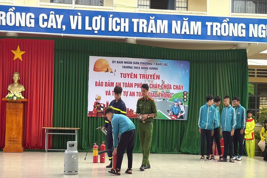 C&aacute;c t&igrave;nh huống như ch&aacute;y do r&ograve; rỉ gas, ch&aacute;y điện được m&ocirc; phỏng s&aacute;t thực tế, gi&uacute;p người tham gia l&agrave;m quen với quy tr&igrave;nh xử l&yacute; nhanh v&agrave; hiệu quả.