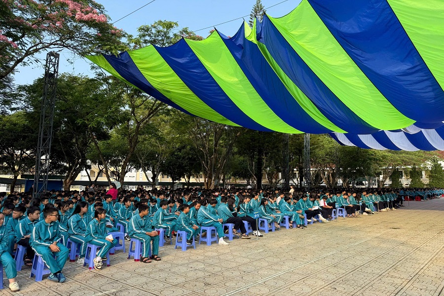 Chương tr&igrave;nh tập huấn PCCC v&agrave; an to&agrave;n giao th&ocirc;ng, thu h&uacute;t đ&ocirc;ng đảo học sinh
