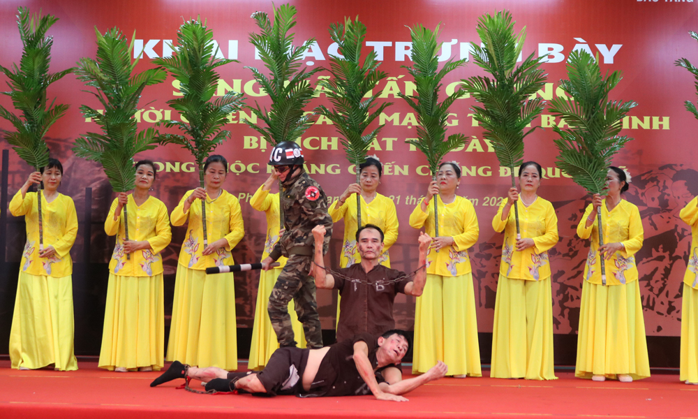 Tiết mục văn nghệ t&aacute;i hiện h&igrave;nh ảnh c&aacute;c chiến sĩ c&aacute;ch mạng bị địch bắt t&ugrave; đ&agrave;y tr&ecirc;n s&acirc;n khấu.