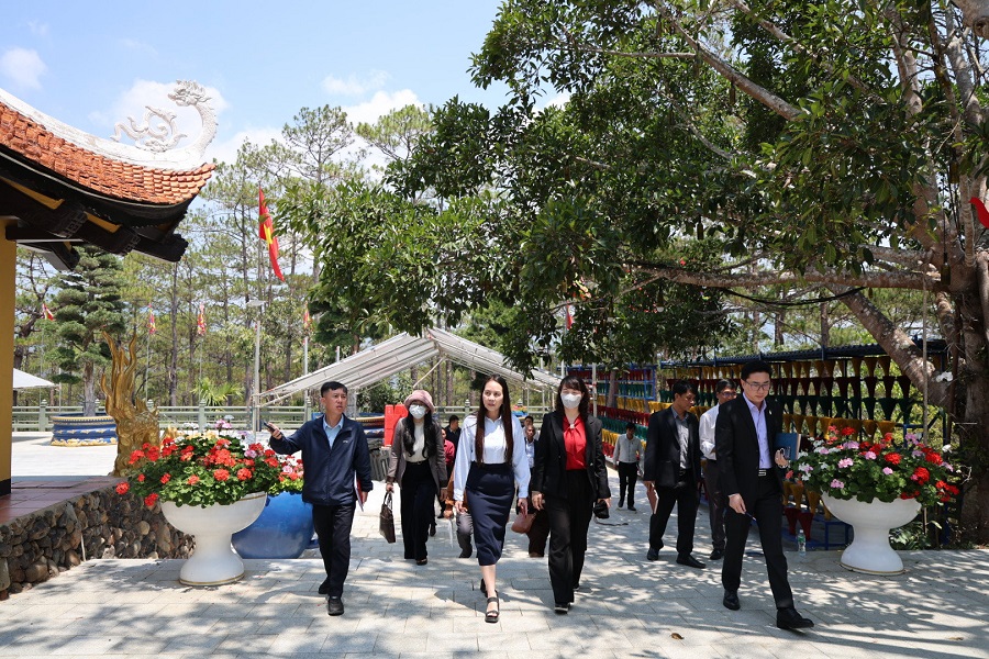 Đo&agrave;n c&ocirc;ng t&aacute;c kiểm tra tại Đền thượng, chuẩn bị Lễ hội Giỗ Tổ H&ugrave;ng Vương 2026