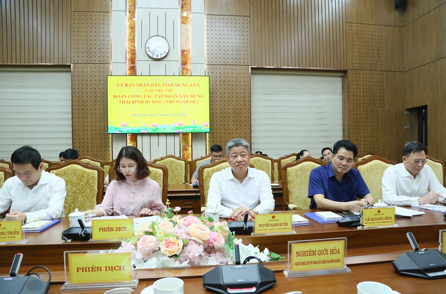 Chủ tịch UBND tỉnh Hưng Y&ecirc;n Nguyễn Mạnh Quyền c&ugrave;ng c&aacute;c l&atilde;nh đạo tỉnh v&agrave; c&aacute;c đại biểu dự buổi l&agrave;m việc.