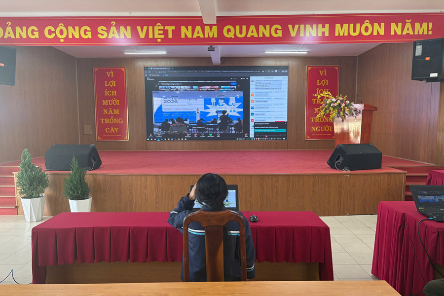 Em Hồ Quỳnh Anh nghe Ban tổ chức phổ biến quy chế thi