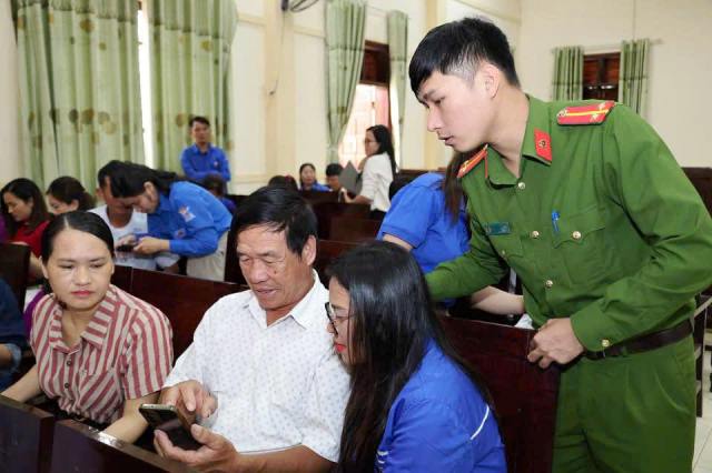 Hà Tĩnh: Hơn 200 đoàn viên “đi từng ngõ” đưa công nghệ đến với người dân