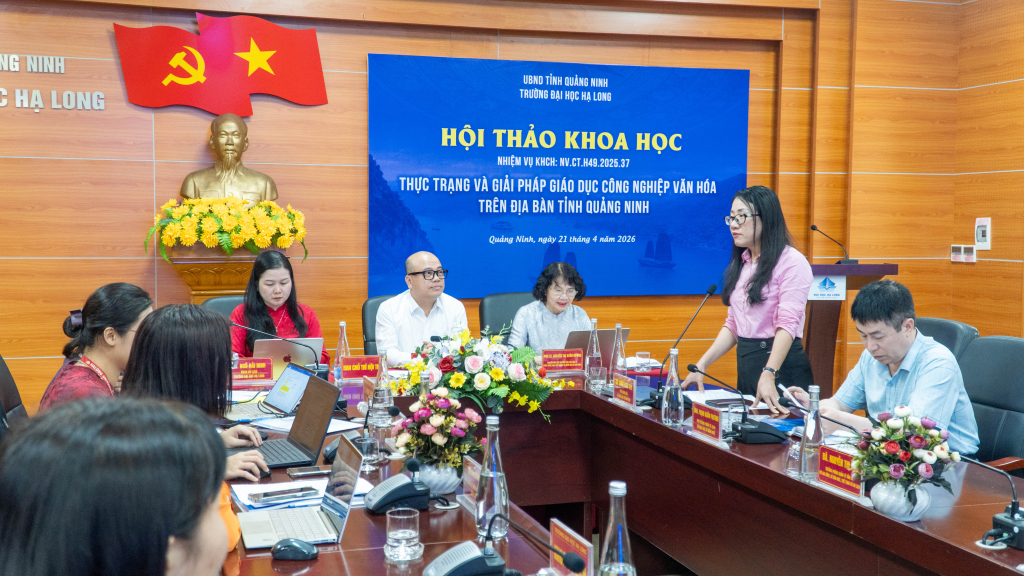 B&agrave; Ch&acirc;u Ho&agrave;i Thu, Ph&oacute; Gi&aacute;m đốc Sở Gi&aacute;o dục v&agrave; Đ&agrave;o tạo Quảng Ninh đ&aacute;nh gi&aacute; cao những kết quả nghi&ecirc;n cứu bước đầu của Trường Đại học Hạ Long đối với nhiệm vụ khoa học v&agrave; c&ocirc;ng nghệ cấp tỉnh