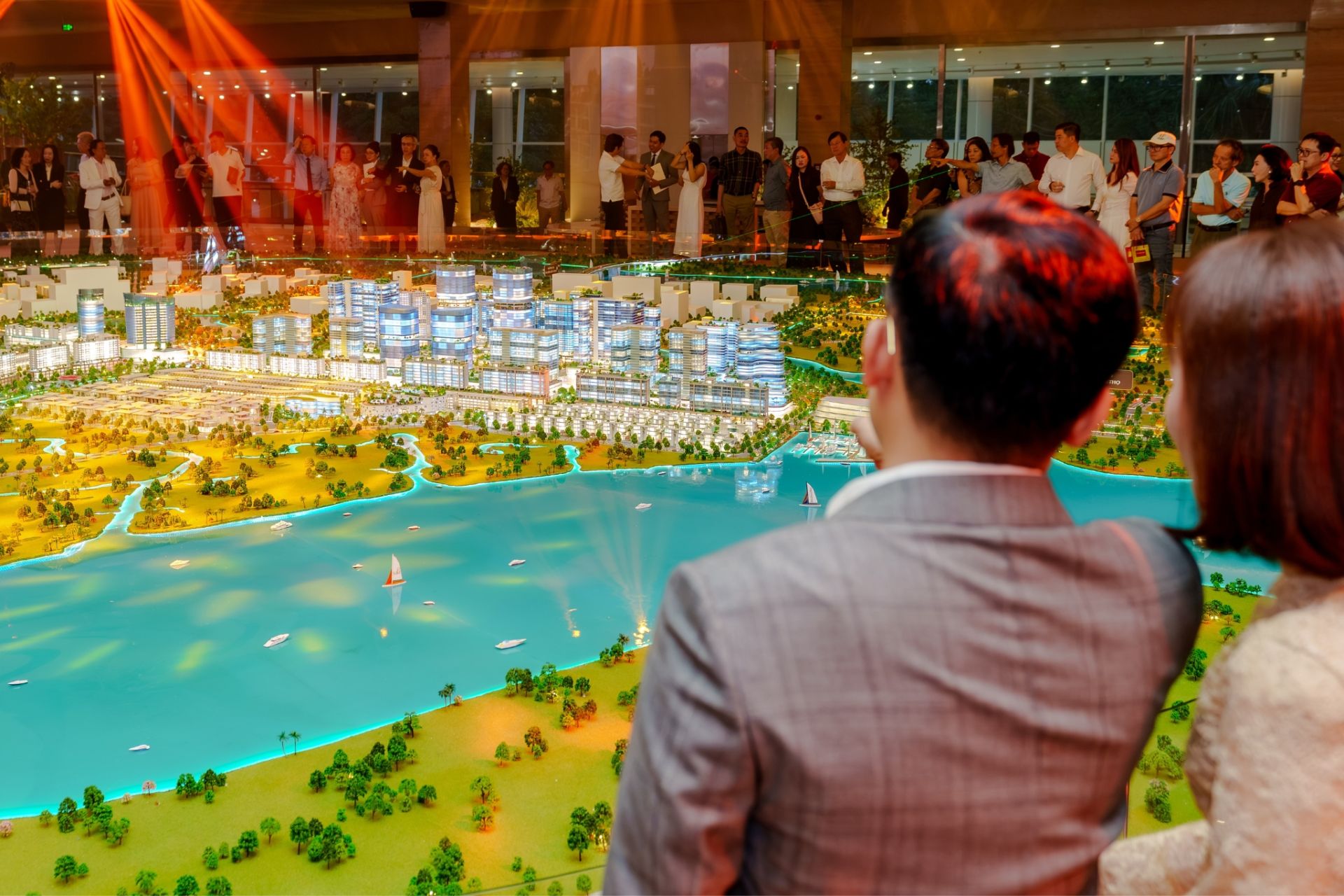 M&ocirc; h&igrave;nh sa b&agrave;n c&aacute;c dự &aacute;n tại Khu đ&ocirc; thị Sala được trưng b&agrave;y tại Sala Sales Gallery