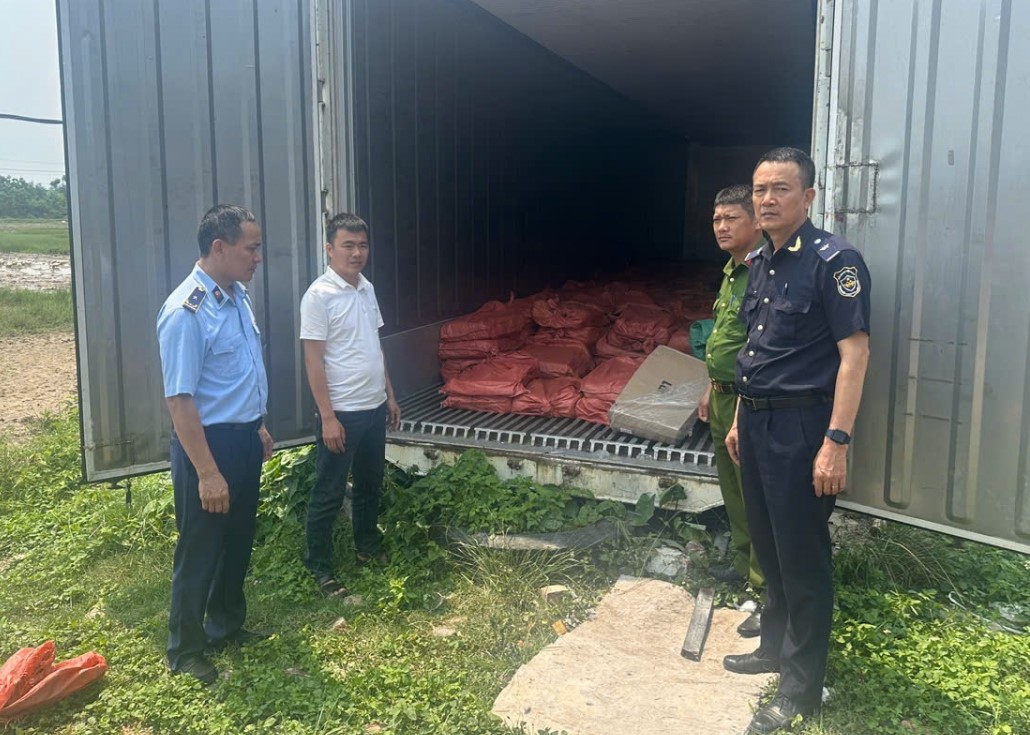 Quảng Ninh: Khám xét 3 kho hàng, thu giữ hơn 25 tấn thực phẩm đông lạnh