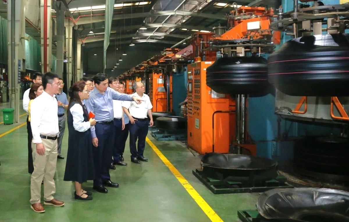 Chủ tịch UBND tỉnh Nguyễn Ho&agrave;i Anh c&ugrave;ng c&aacute;c th&agrave;nh vi&ecirc;n trong đo&agrave;n c&ocirc;ng t&aacute;c thăm, kiểm tra hoạt động của Nh&agrave; m&aacute;y Lốp &ocirc; t&ocirc; Radial.