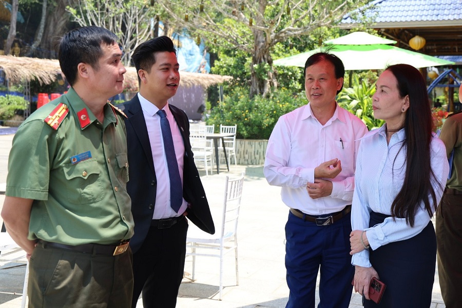 L&atilde;nh đạo Sở Văn h&oacute;a, Thể thao v&agrave; Du lịch tỉnh nghe b&aacute;o c&aacute;o c&ocirc;ng t&aacute;c chuẩn bị Lễ hội Giỗ Tổ H&ugrave;ng Vương 2026