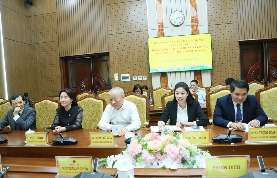 &Ocirc;ng Nghi&ecirc;m Giới H&ograve;a, nh&agrave; s&aacute;ng lập Tập đo&agrave;n X&acirc;y dựng Th&aacute;i B&igrave;nh Dương v&agrave; đo&agrave;n c&ocirc;ng t&aacute;c của Tập đo&agrave;n dự buổi l&agrave;m việc.