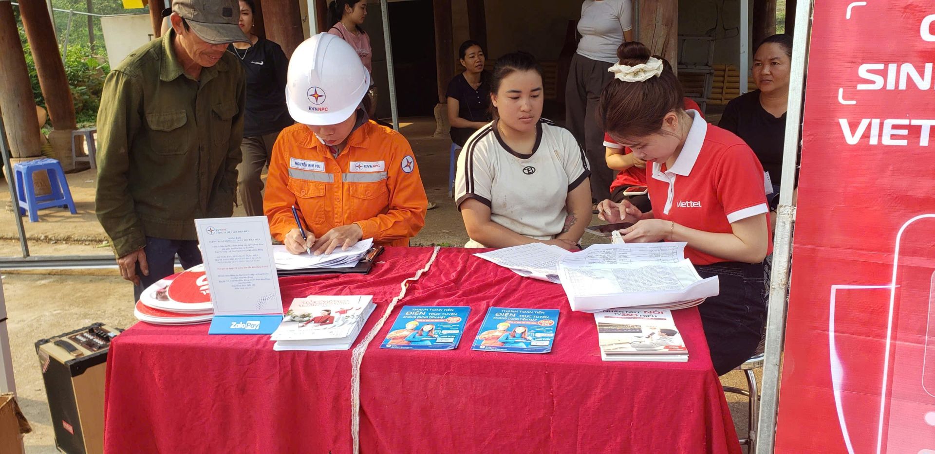 Công ty Điện lực Điện Biên đẩy mạnh các giải pháp thanh toán không dùng tiền mặt