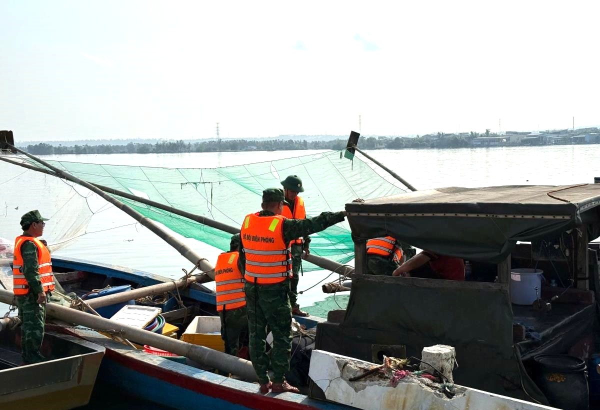 Phát hiện, xử lý 3 tàu cá sử dụng kích điện khai thác thủy sản trái phép