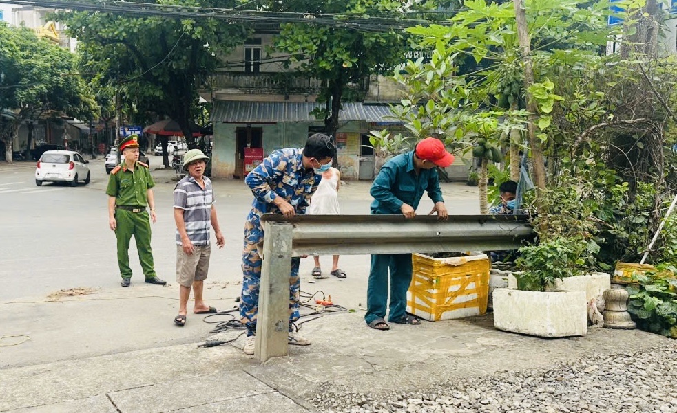 Lực lượng chức năng đ&atilde; tiến h&agrave;nh r&agrave;o chắn, lắp đặt biển cảnh b&aacute;o, đồng thời bố tr&iacute; lực lượng hướng dẫn, ph&acirc;n luồng giao th&ocirc;ng, bảo đảm việc đi lại của người d&acirc;n kh&ocirc;ng bị x&aacute;o trộn