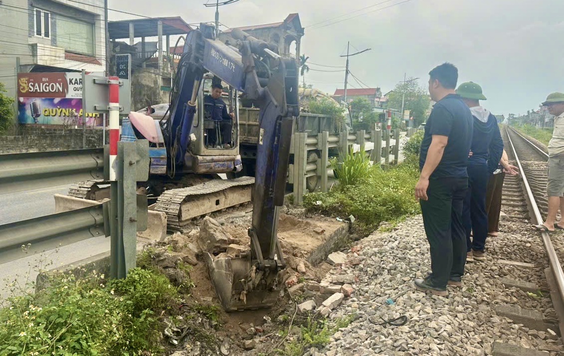 Việc x&oacute;a bỏ c&aacute;c lối đi tự mở l&agrave; giải ph&aacute;p quan trọng nhằm lập lại trật tự h&agrave;nh lang an to&agrave;n giao th&ocirc;ng đường sắt