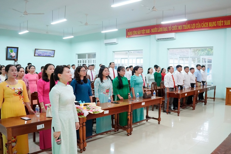 Buổi lễ được tổ chức trang nghi&ecirc;m, đ&uacute;ng quy định Điều lệ Đảng, với sự tham dự của đại diện Đảng ủy, Ban Gi&aacute;m hiệu, c&aacute;c chi bộ, c&ugrave;ng phụ huynh học sinh