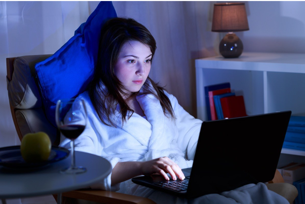 Thức khuya nhiều cũng ảnh hưởng đến sức khỏe tử cung