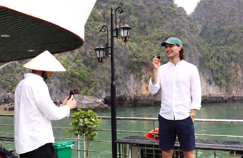 C&aacute;c nh&agrave; b&aacute;o quốc tế ghi h&igrave;nh giới thiệu vẻ đẹp v&agrave; trải nghiệm tại vịnh Hạ Long