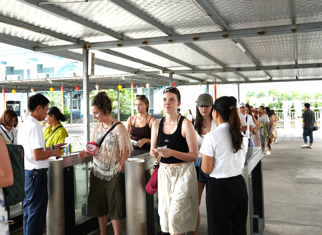 Vịnh Hạ Long đón lượng lớn du khách quốc tế tham quan