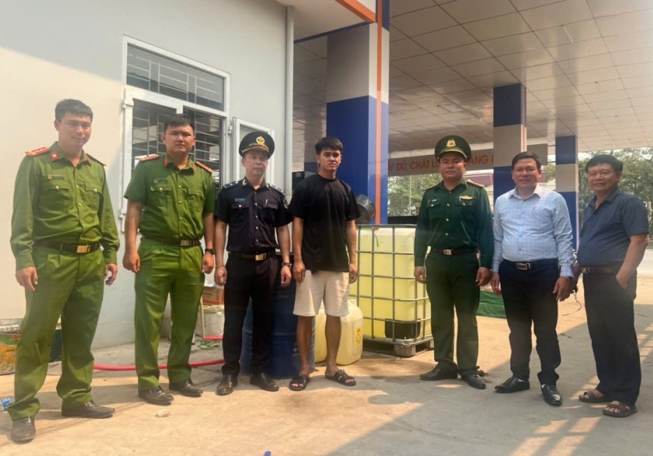 Hải quan cửa khẩu Lao Bảo: Xử phạt đối tượng vận chuyển trái phép dầu Diesel qua biên giới
