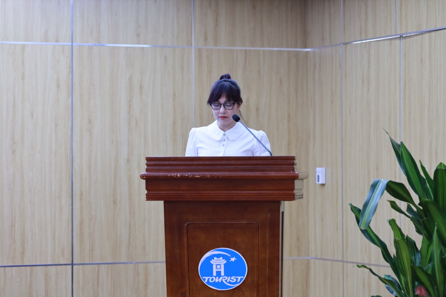 B&agrave; Lưu Việt H&agrave; - Ph&oacute; Gi&aacute;m đốc PSI b&aacute;o c&aacute;o tại Đại hội