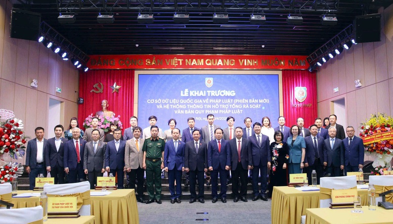 Ph&oacute; Thủ tướng L&ecirc; Tiến Ch&acirc;u c&ugrave;ng c&aacute;c đại biểu tại lễ Khai trương - Ảnh: VGP