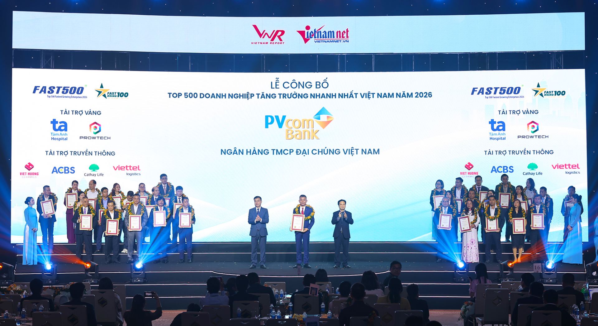 &Ocirc;ng Nguyễn Th&agrave;nh C&ocirc;ng - Gi&aacute;m đốc v&ugrave;ng 4, 5, Khối KHCN PVcomBank đại diện Ng&acirc;n h&agrave;ng nhận giải thưởng Top 500 Doanh nghiệp tăng trưởng nhanh nhất Việt Nam