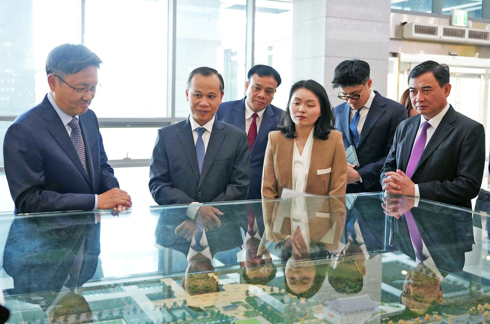 L&atilde;nh đạo tỉnh Gyeongsangbuk-do giới thiệu sa b&agrave;n của tỉnh với Đo&agrave;n c&ocirc;ng t&aacute;c tỉnh Bắc Ninh.