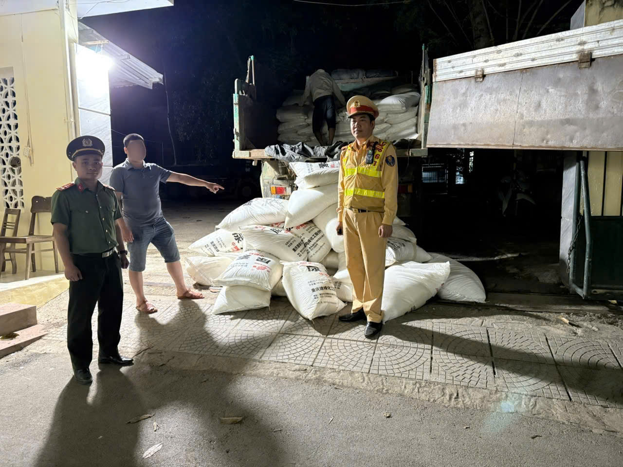 Cao Bằng: Tạm giữ phương tiện vận chuyển 10 tấn phân bón không rõ nguồn gốc