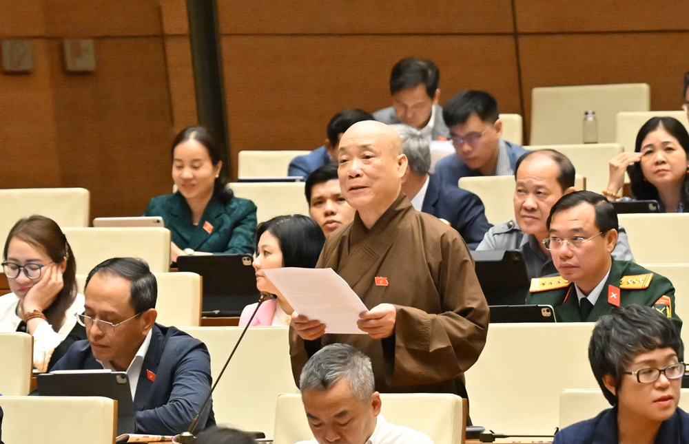 Đại biểu H&ograve;a thượng Th&iacute;ch Bảo Nghi&ecirc;m ph&aacute;t biểu tại phi&ecirc;n họp.