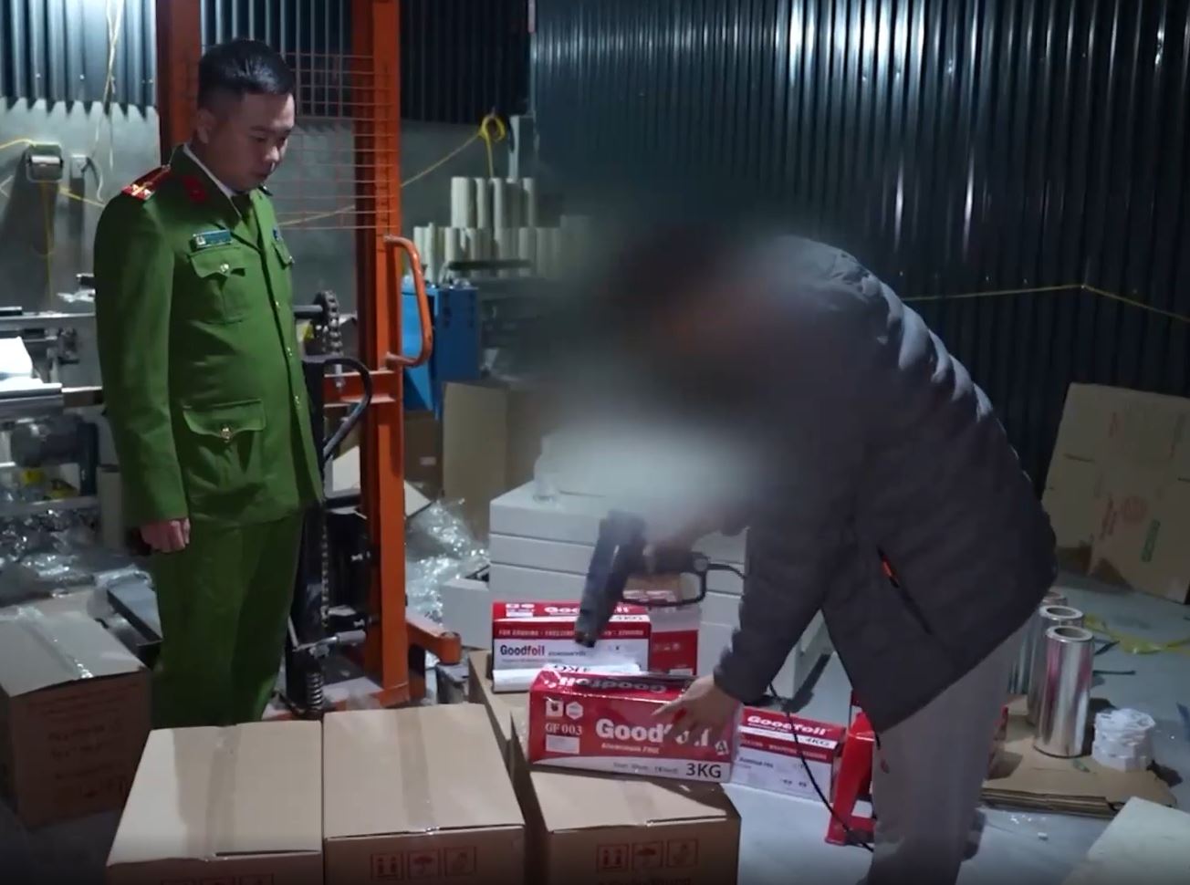 Cơ quan chức năng ph&aacute;t hiện v&agrave; triệt x&oacute;a th&agrave;nh c&ocirc;ng cơ sở sản xuất m&agrave;ng bọc thực phẩm giả mạo nh&atilde;n hiệu tr&ecirc;n địa b&agrave;n TP H&agrave; Nội v&agrave;o cuối th&aacute;ng 1/2026. Ảnh: VTV