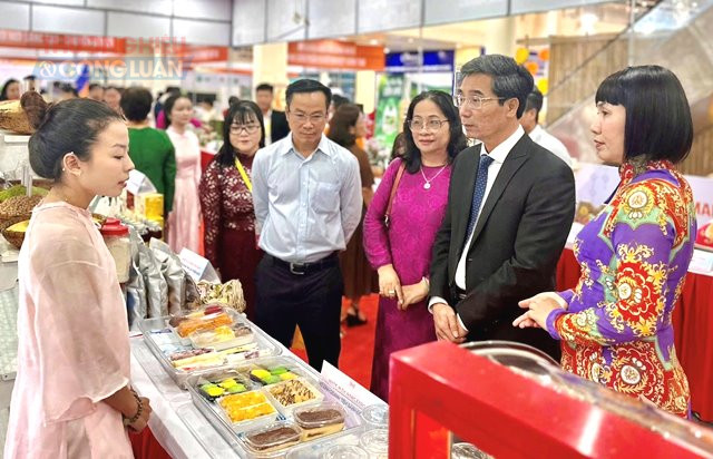 Kh&aacute;ch h&agrave;ng tham quan sản phẩm tại triển l&atilde;m 