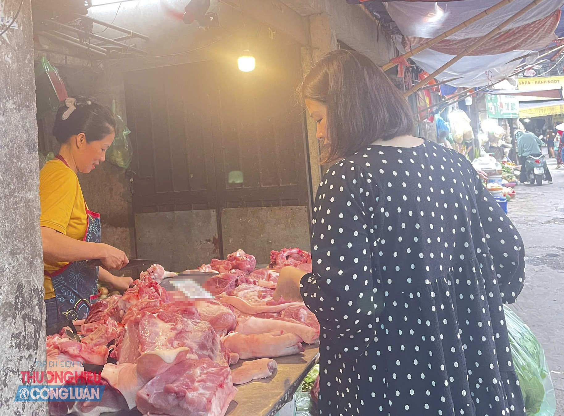 D&ugrave; gi&aacute; lợn hơi dao động quanh mức 60.000-68.000 đồng/kg, nhưng thịt lợn b&aacute;n lẻ tại chợ vẫn neo ở mức cao (Ảnh minh họa)