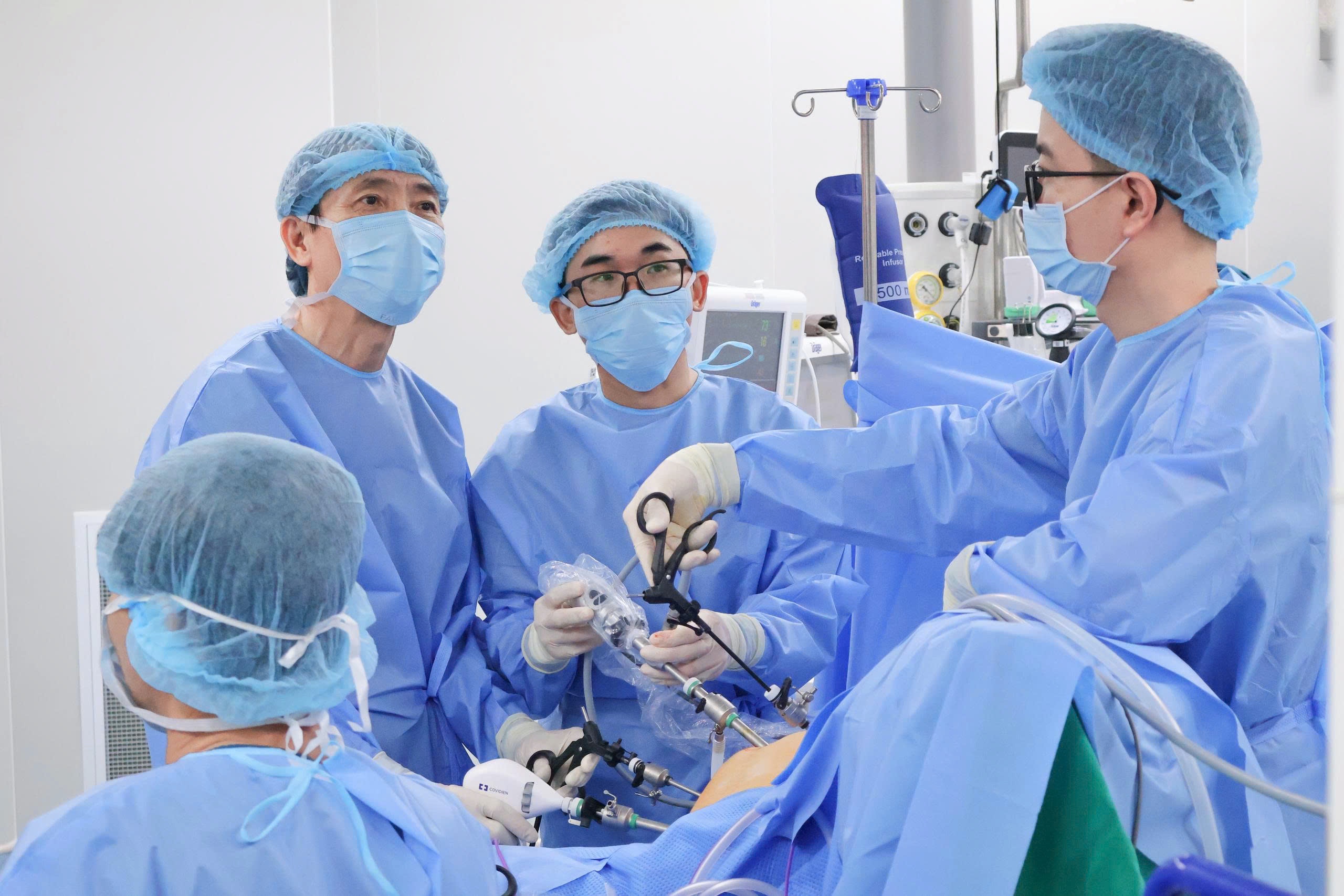 Trung t&acirc;m Ngoại, Bệnh viện Vinmec Cần Thơ nhanh ch&oacute;ng l&agrave;m chủ v&agrave; triển khai thường quy nhiều kỹ thuật chuy&ecirc;n s&acirc;u.