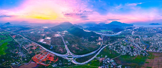 Song song với Cảng Li&ecirc;n Chiểu, th&agrave;nh phố cũng đầu tư mạnh v&agrave;o v&agrave;nh đai khu c&ocirc;ng nghiệp c&ocirc;ng nghệ cao v&agrave; cảng biển, tạo n&ecirc;n một mạng lưới kết nối chặt chẽ giữa sản xuất c&ocirc;ng nghiệp v&agrave; vận tải. Ảnh: KIm Li&ecirc;n.