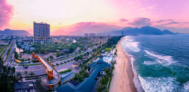 ph&iacute;a T&acirc;y Bắc Đ&agrave; Nẵng c&ograve;n được định hướng trở th&agrave;nh một trung t&acirc;m du lịch với biển Xu&acirc;n Thiều &ndash; một b&atilde;i biển hoang sơ nhưng đầy tiềm năng. Đặc biệt, khu vực n&agrave;y đang thu h&uacute;t đầu tư từ Tập đo&agrave;n Mikazuki (Nhật Bản) với tổ hợp nghỉ dưỡng Da Nang Mikazuki Japanese Resorts & Spa. Dự &aacute;n n&agrave;y c&oacute; quy m&ocirc; lớn với kh&aacute;ch sạn 5 sao, c&ocirc;ng vi&ecirc;n nước v&agrave; khu spa cao cấp, g&oacute;p phần đưa biển Xu&acirc;n Thiều trở th&agrave;nh điểm đến h&agrave;ng đầu về du lịch nghỉ dưỡng phong c&aacute;ch Nhật Bản tại Đ&agrave; Nẵng.