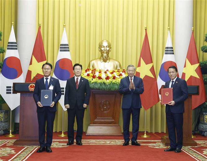 Lễ trao các văn kiện hợp tác giữa Việt Nam - Hàn Quốc