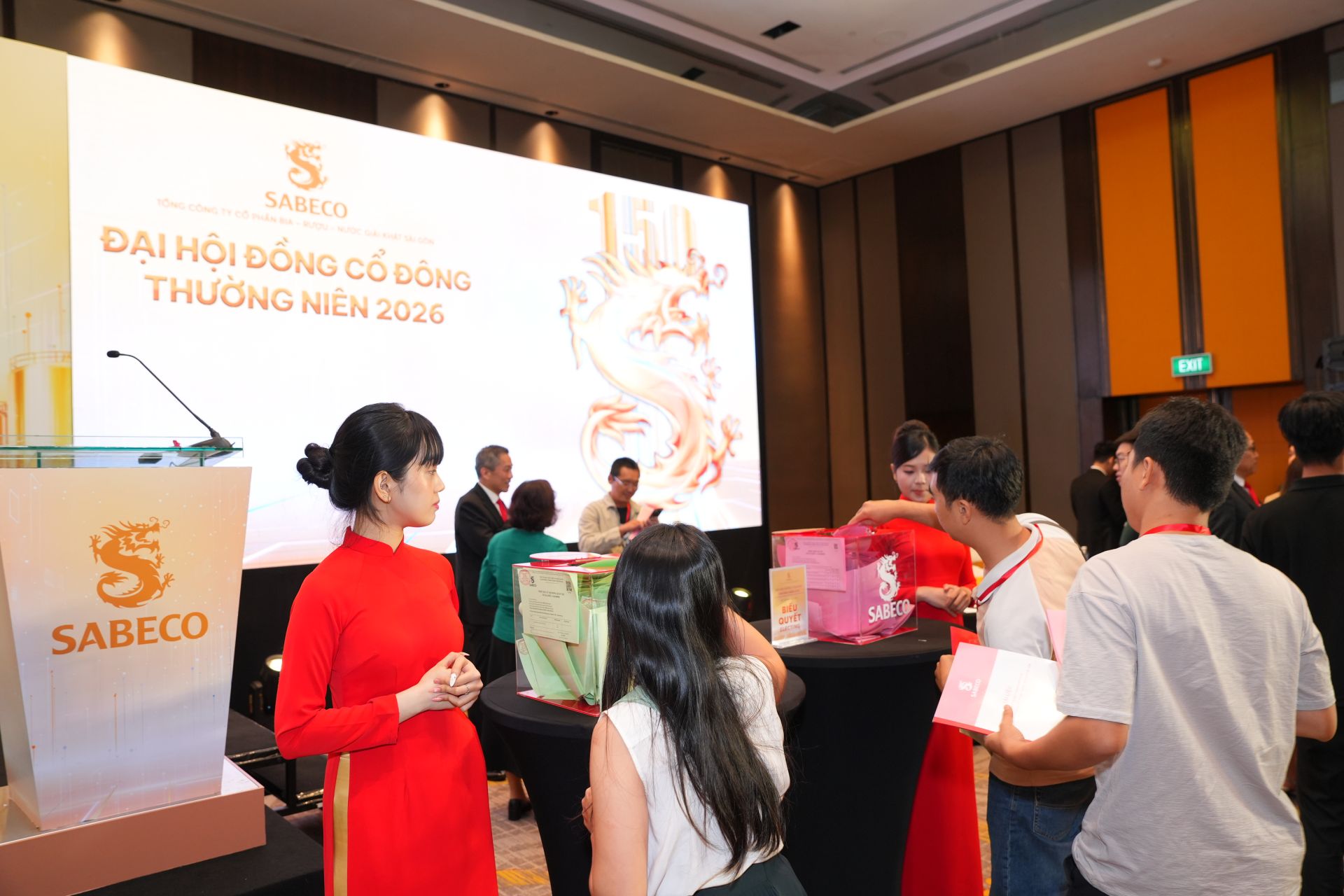 C&aacute;c cổ đ&ocirc;ng bỏ phiếu biểu quyết tại Đại hội đồng Cổ đ&ocirc;ng Thường ni&ecirc;n 2026