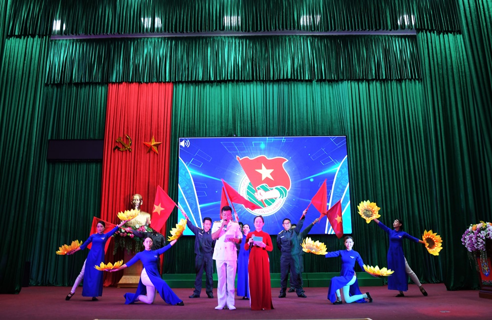 C&aacute;c thi sinh tham gia phần thi c&aacute;n bộ đo&agrave;n giỏi