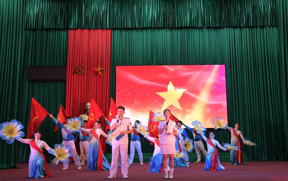 C&aacute;c thi sinh thực hiện phần thi c&aacute;n bộ đo&agrave;n giỏi