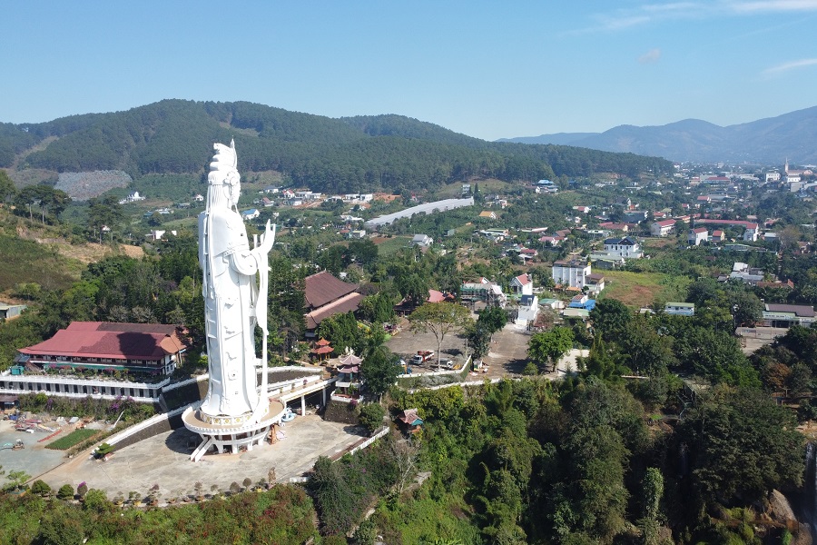 Ch&ugrave;a Linh Ẩn l&agrave; một trong những địa điểm nổi tiếng thu h&uacute;t du kh&aacute;ch thập phương đến với x&atilde; Nam Ban - L&acirc;m H&agrave;.